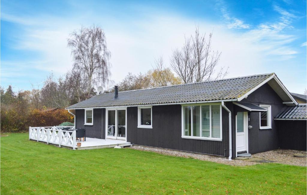 una casa en blanco y negro con un patio en Lovely Home In Slagelse With Wifi, en Slagelse