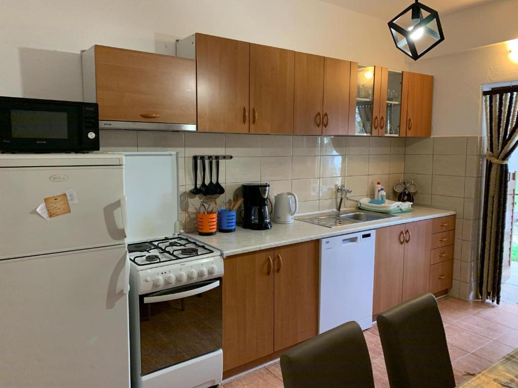 Kuchyň nebo kuchyňský kout v ubytování Apartmani Spomenka