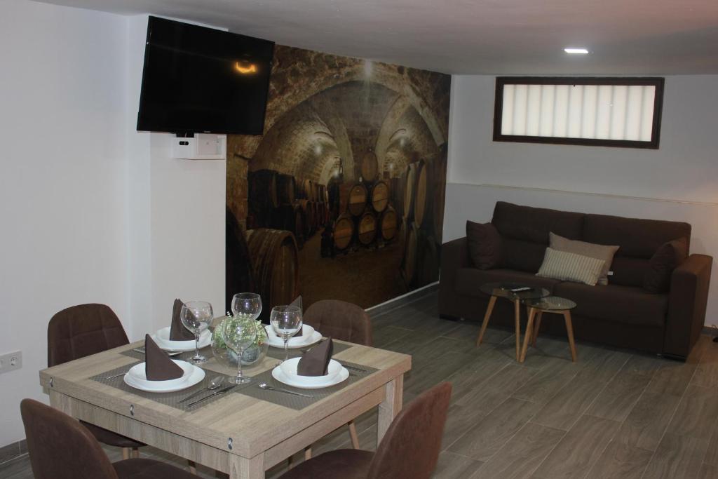 A television and/or entertainment centre at Loft Turístico en casco histórico, Wifi y TV satélite gratis