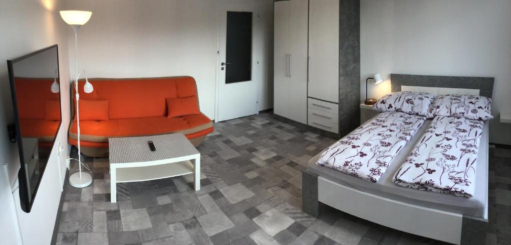sypialnia z łóżkiem, kanapą i stołem w obiekcie Apartmán pod Smrkem w mieście Nové Město pod Smrkem