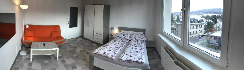 Łóżko lub łóżka w pokoju w obiekcie Apartmán pod Smrkem