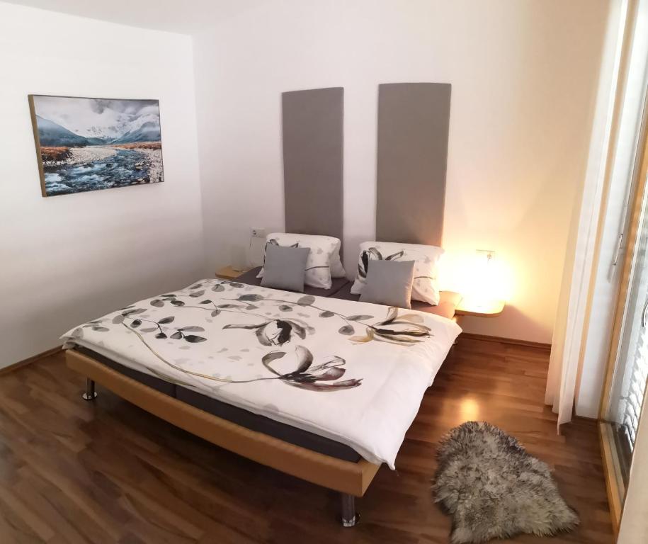 een slaapkamer met een bed in een kamer bij Ferienhaus Adela in Schruns