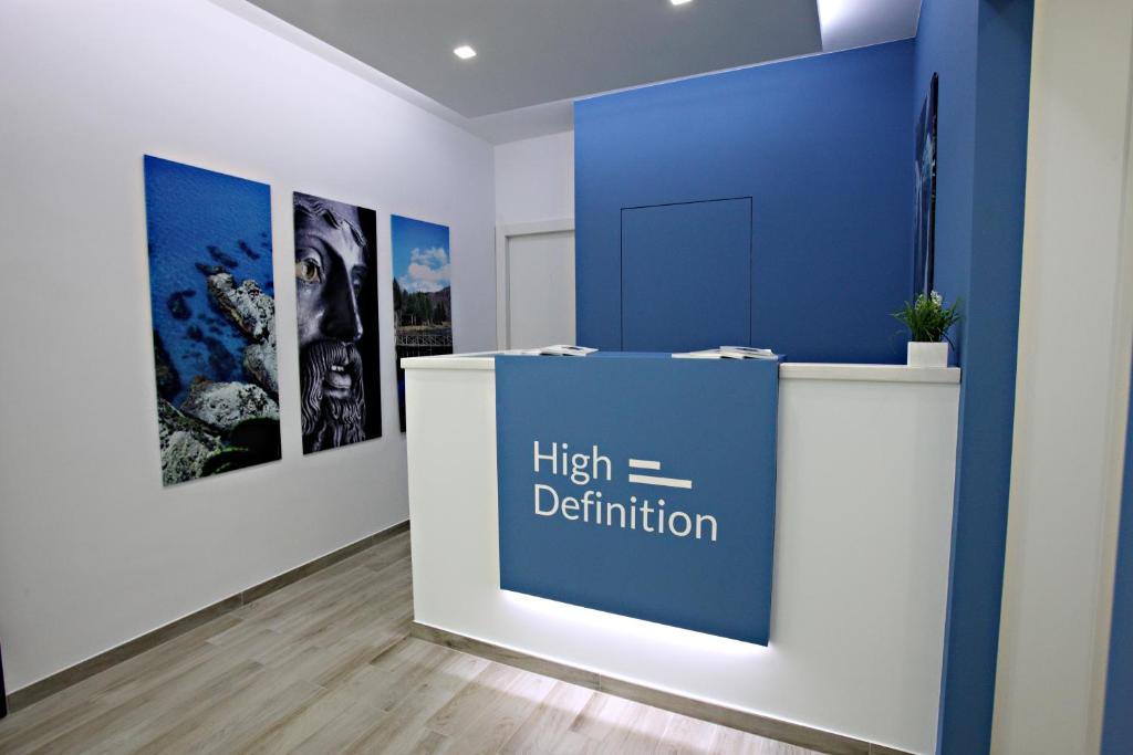 PellaroにあるB&B High Definitionの青い壁とポスターの部屋