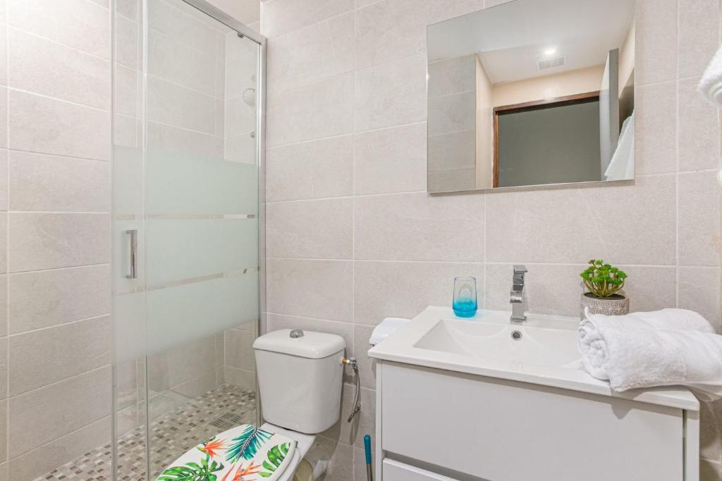 Koupelna v ubytování Studio Corail 5 min à pied de la plage - 1BR Studio 5min walk from nice beach