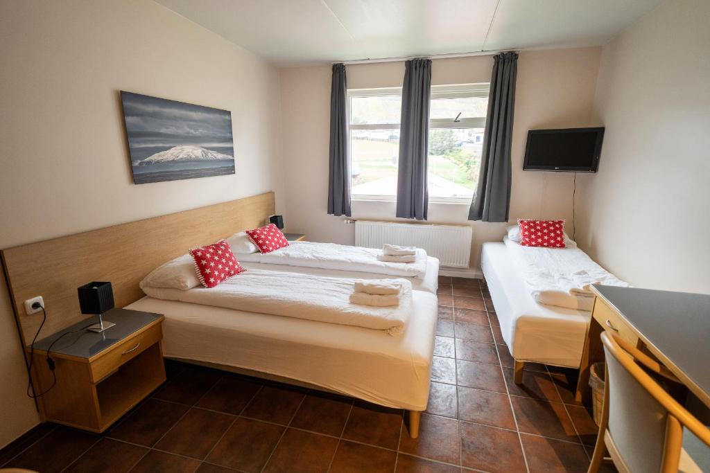 Rúm í herbergi á North Star Hotel Olafsvik