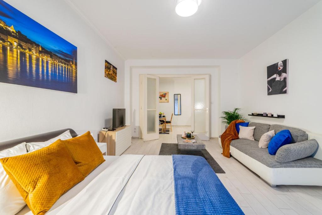un soggiorno bianco con divano e TV di Del Mar Apartment a Budapest