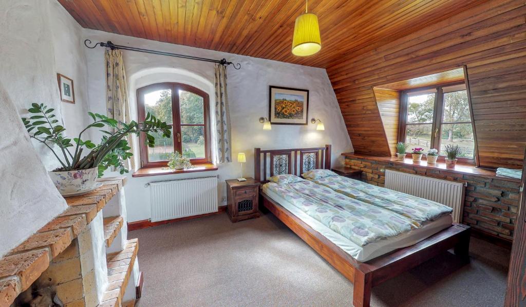 Posteľ alebo postele v izbe v ubytovaní Osada Ulnowo - Holliday & Party House