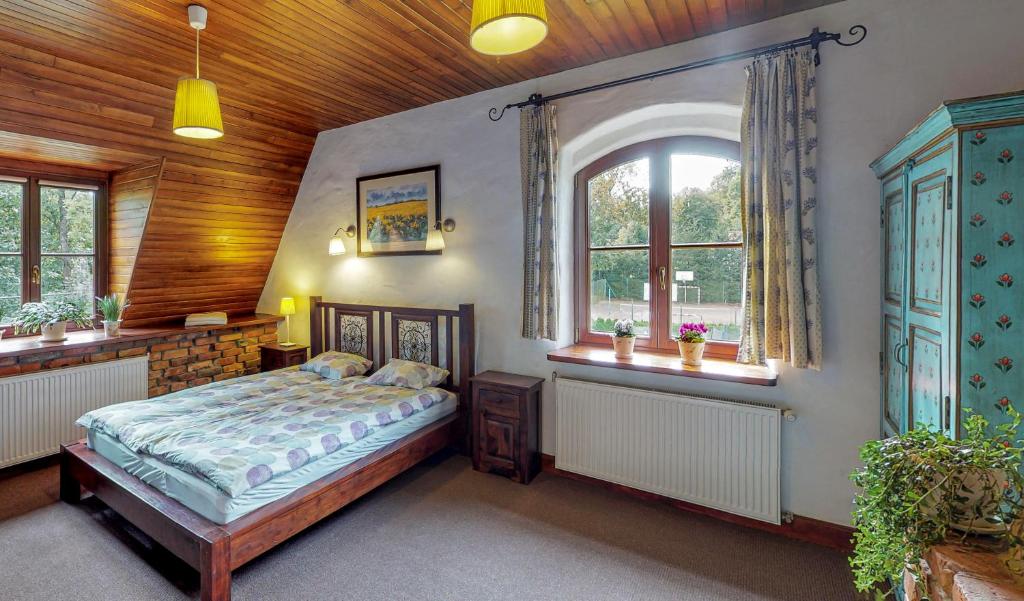 Posteľ alebo postele v izbe v ubytovaní Osada Ulnowo - Holliday & Party House
