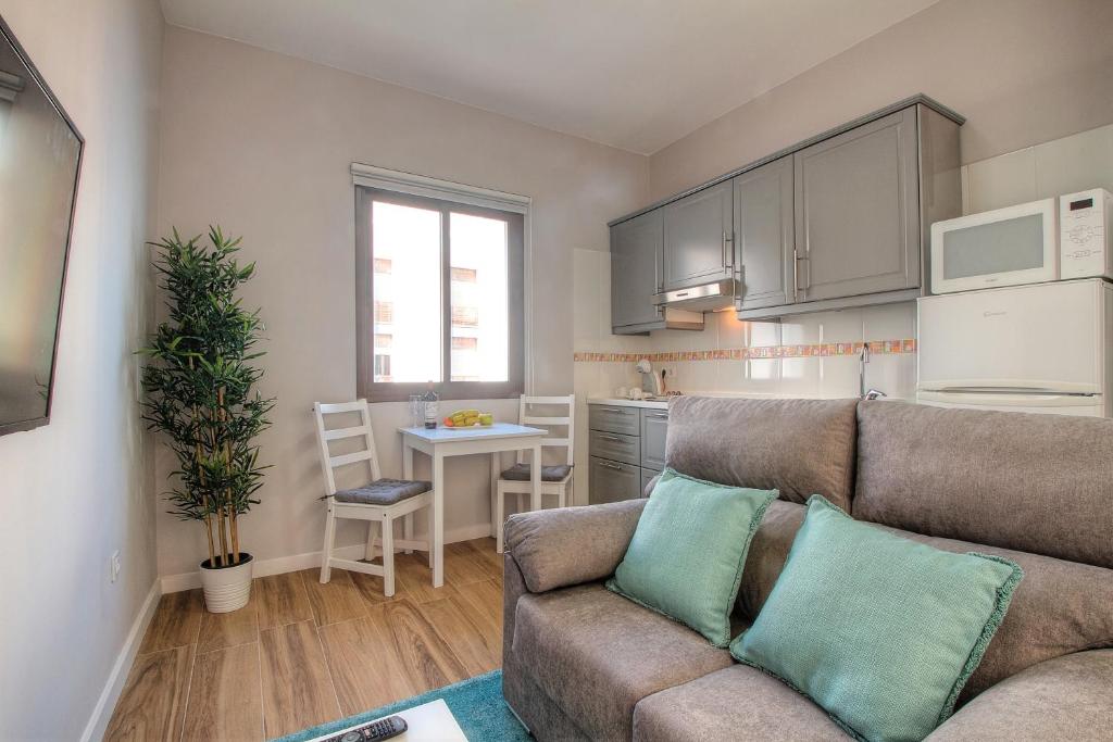 ein Wohnzimmer mit einem Sofa und einer Küche in der Unterkunft Sonia´s City View in Santa Cruz de la Palma