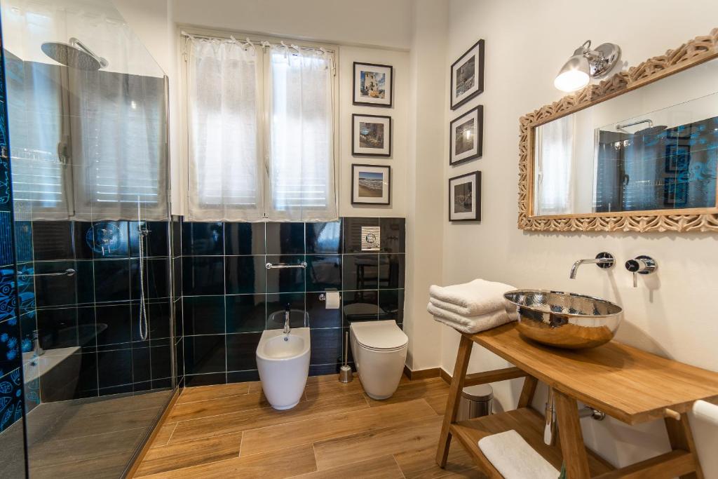 a bathroom with a shower and a toilet and a sink at il Palchetto B&B di Charme e Design in Palermo