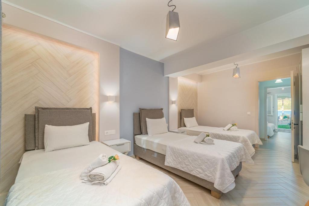 Postel nebo postele na pokoji v ubytování Flisvos Seaside Apartments