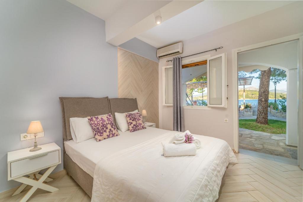 Postel nebo postele na pokoji v ubytování Flisvos Seaside Apartments