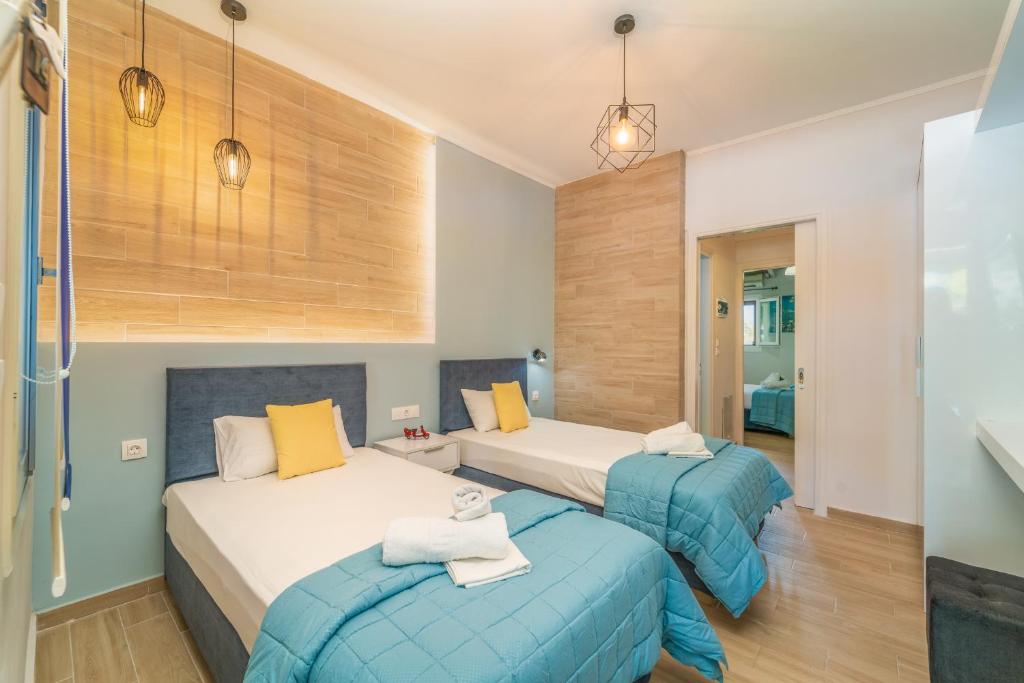Postel nebo postele na pokoji v ubytování Flisvos Seaside Apartments