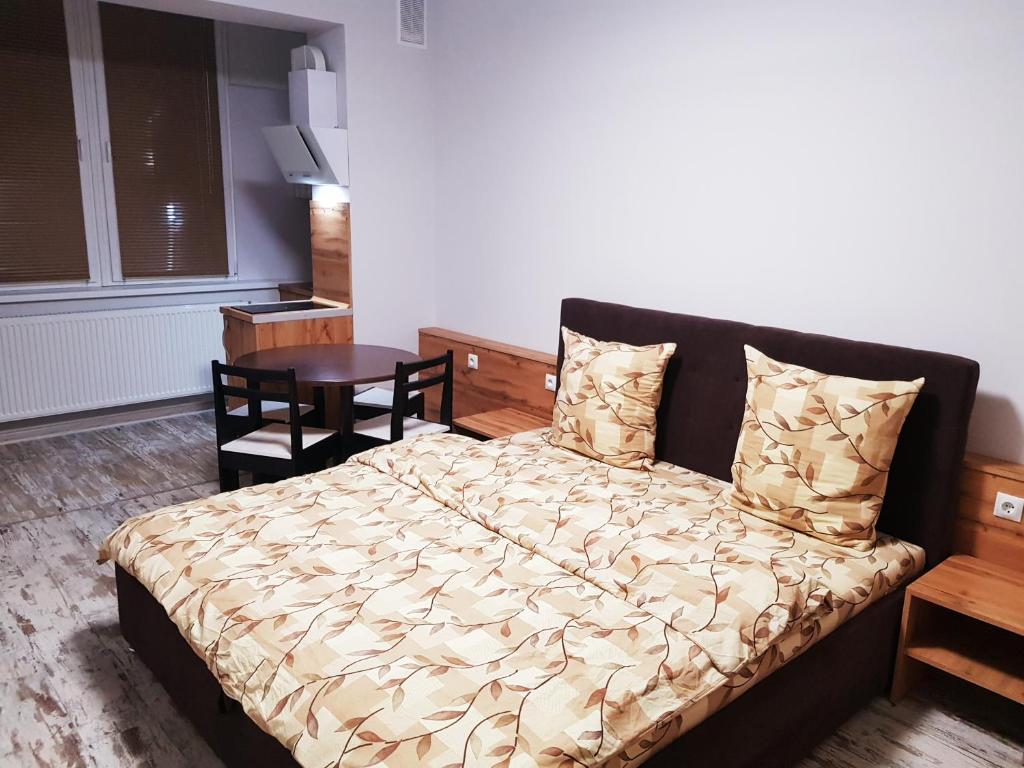 Łóżko lub łóżka w pokoju w obiekcie Апарт-сервис в Ужгороде