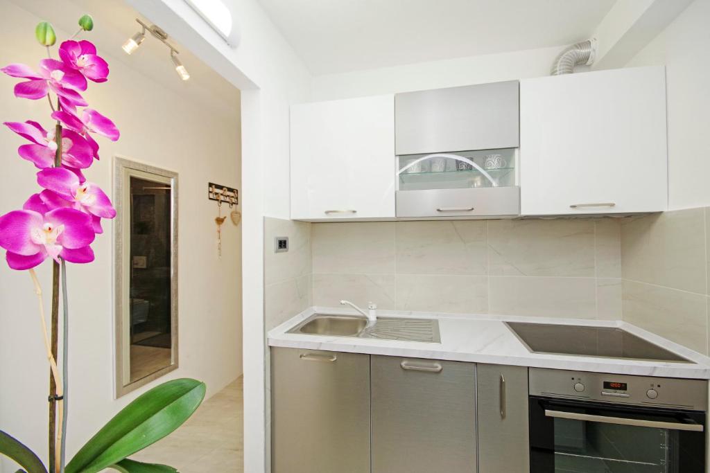Kuchyň nebo kuchyňský kout v ubytování Split Symphony Garden: Modern, new Apartment (4+1), 5 min walk to ˝Firule˝ SAND BEACH, 12 min walk to CITY CENTER