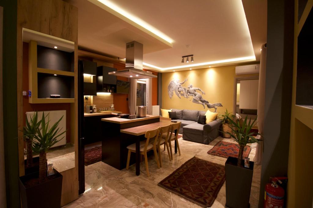 uma cozinha e sala de estar com uma mesa e um sofá em Eros - Luxurious Apartment em Tessalônica