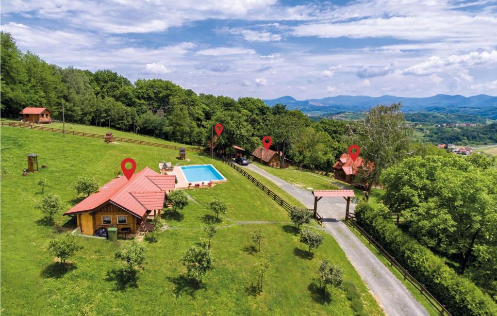 - une vue aérienne sur une maison sur une colline avec une piscine dans l'établissement Four-Bedroom Holiday Home In Novi Marof, à Novi Marof