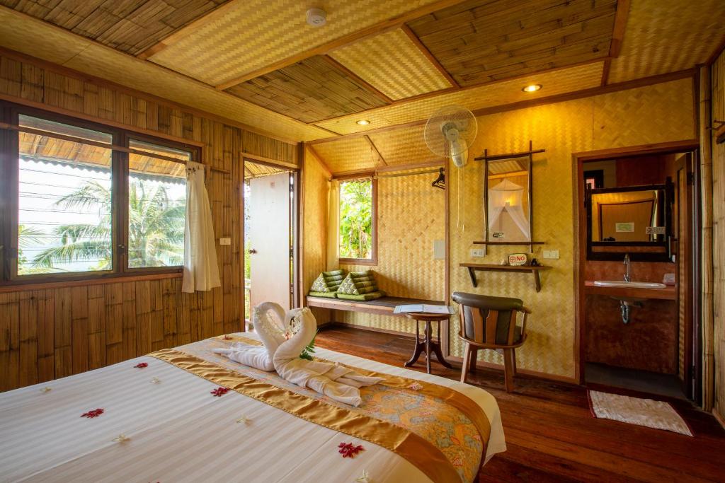 Postel nebo postele na pokoji v ubytování Railay Garden View Resort