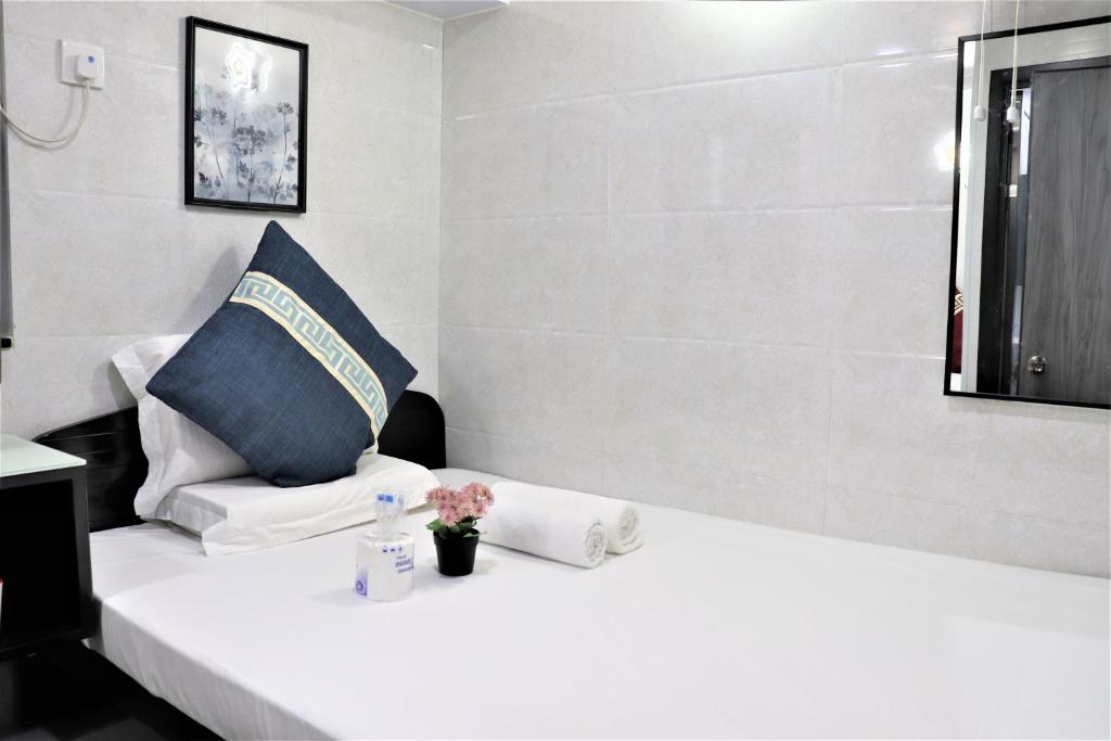 Rúm í herbergi á Metrocity Lounge