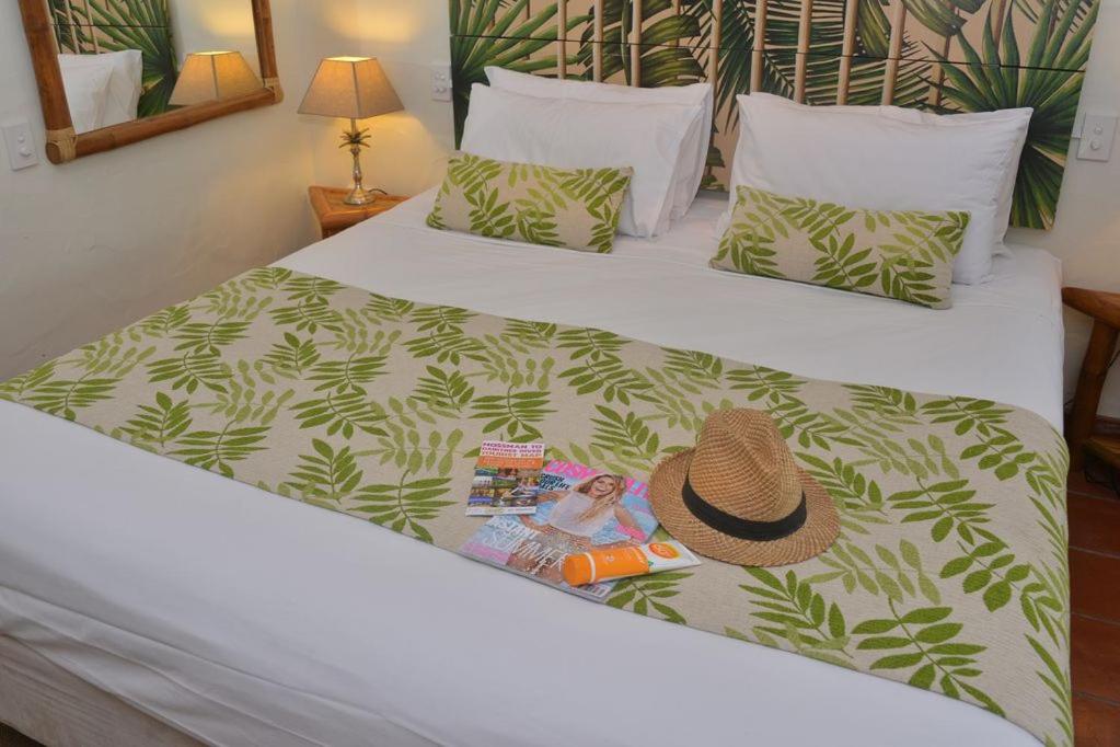 Postel nebo postele na pokoji v ubytování Turtle Cove Exclusive Island Resort