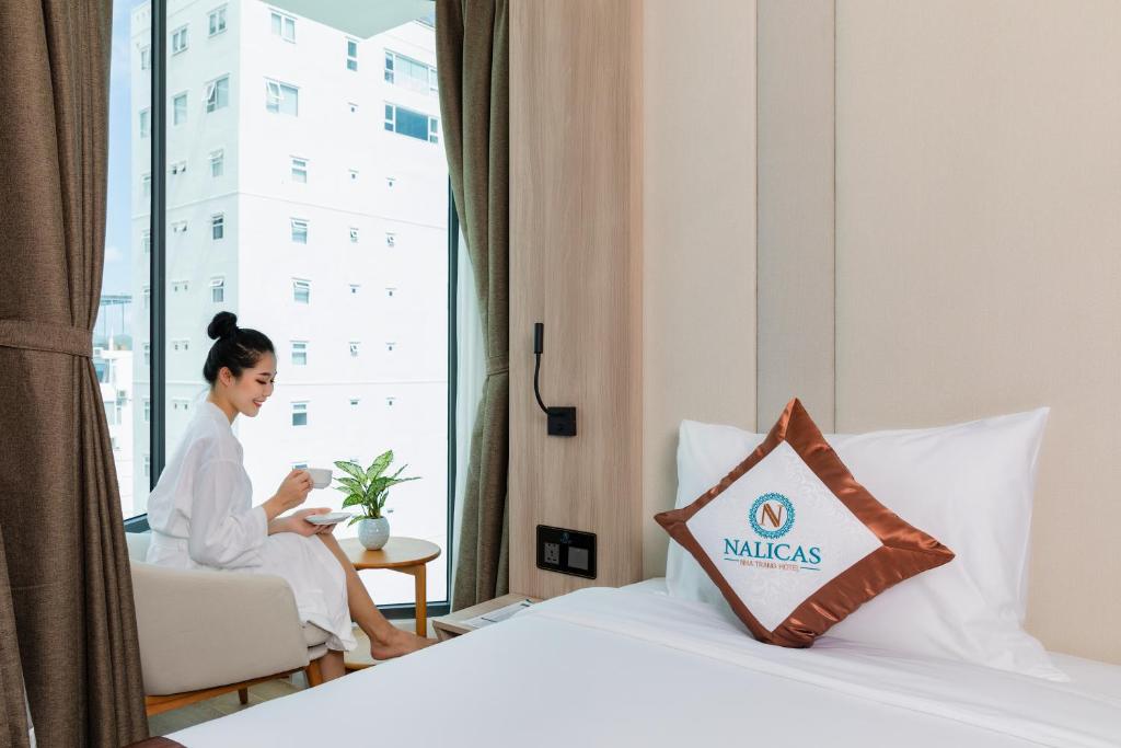 Postel nebo postele na pokoji v ubytování Nalicas Nha Trang Hotel