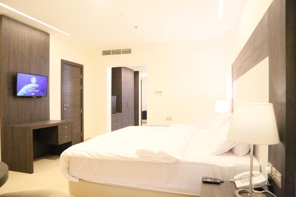 Telewizja i/lub zestaw kina domowego w obiekcie Manazil Aldar Hotel