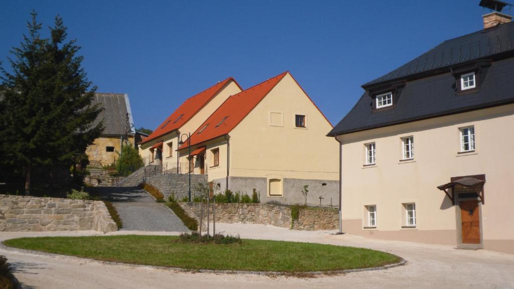 Sedlecko的住宿－Statek Sedlečko，一排有红色屋顶的房屋