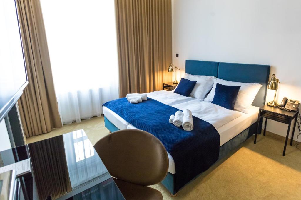 A bed or beds in a room at Apart Hotel GOLDEN apartments