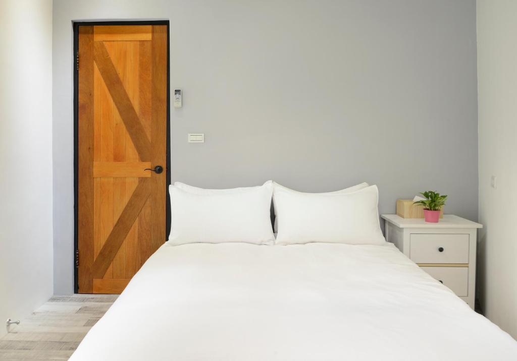 Postel nebo postele na pokoji v ubytování Donggang Jingdi B&B