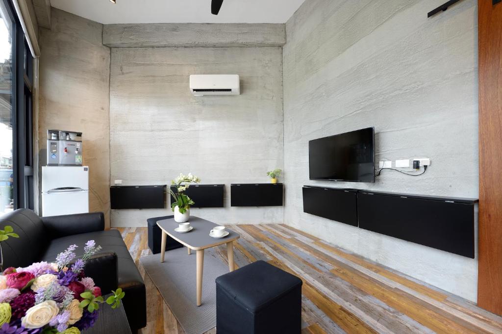 TV a/nebo společenská místnost v ubytování Donggang Jingdi B&B