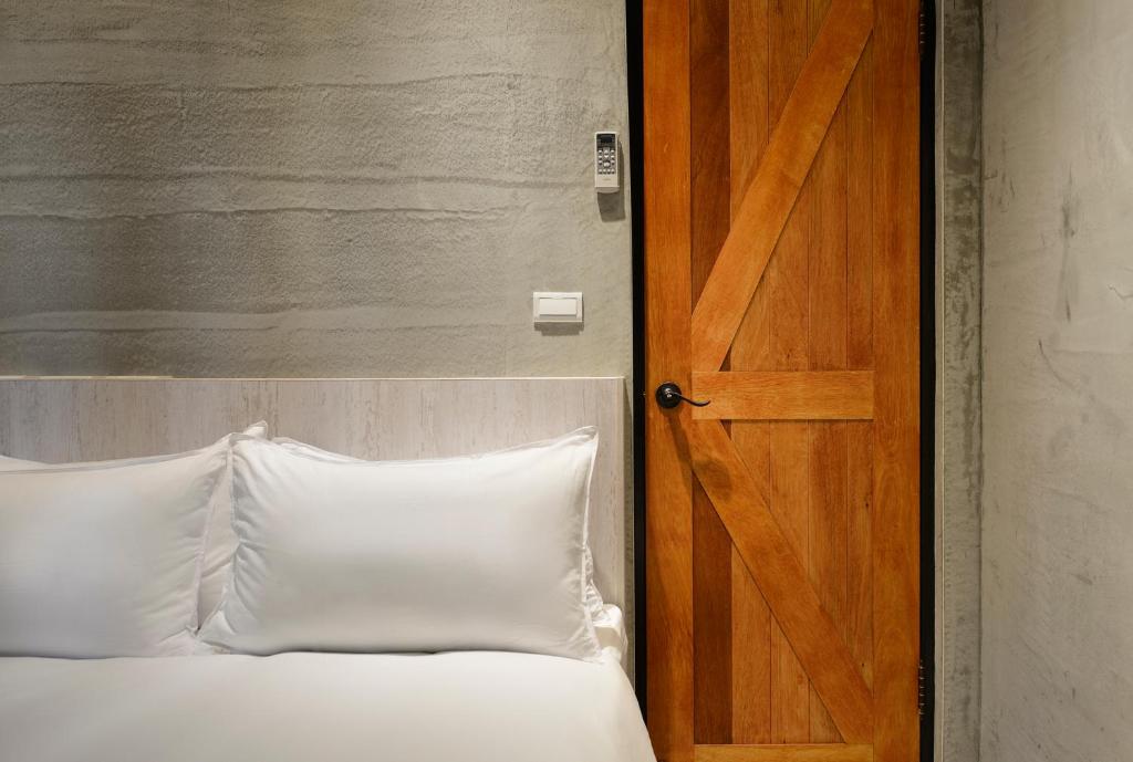 Postel nebo postele na pokoji v ubytování Donggang Jingdi B&B