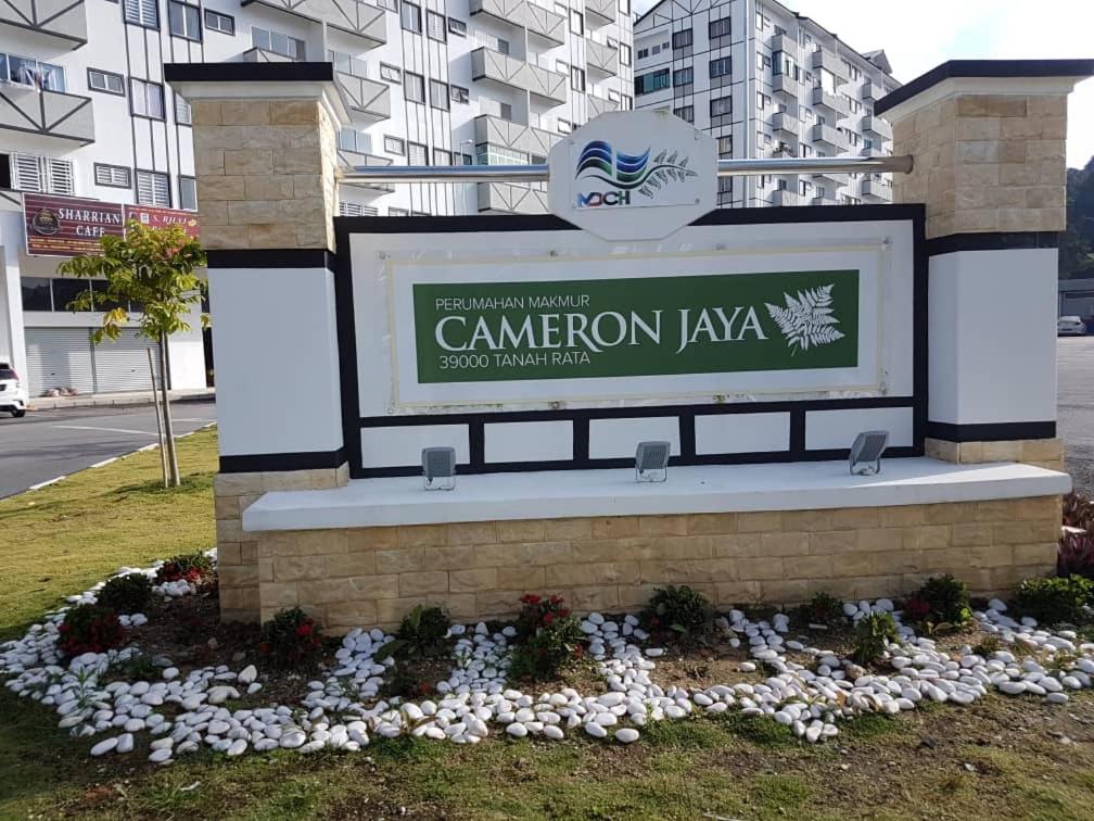 een bord voor het canneruana akiva bord voor een gebouw bij Camlodge Apartments in Tanah Rata