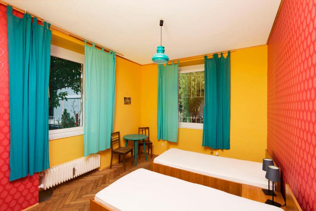 een kamer met 2 bedden en kleurrijke muren bij Black Forest Hostel in Freiburg im Breisgau