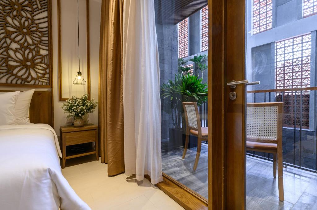 Phòng Deluxe Giường Đôi Có Ban Công Và Tầm Nhìn Ra Vườn