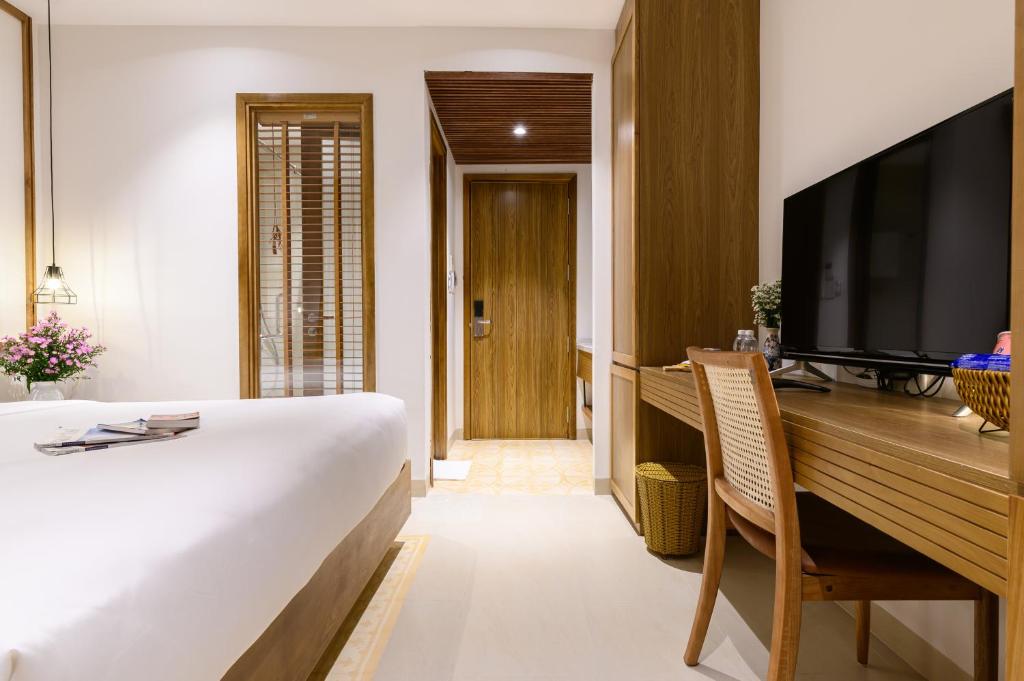 Phòng Deluxe Giường Đôi Cạnh Hồ Bơi Có Ban Công