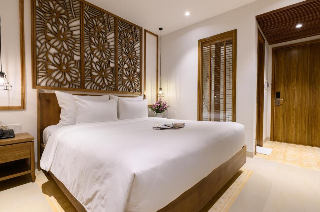 Phòng Deluxe Giường Đôi Cạnh Hồ Bơi Có Ban Công