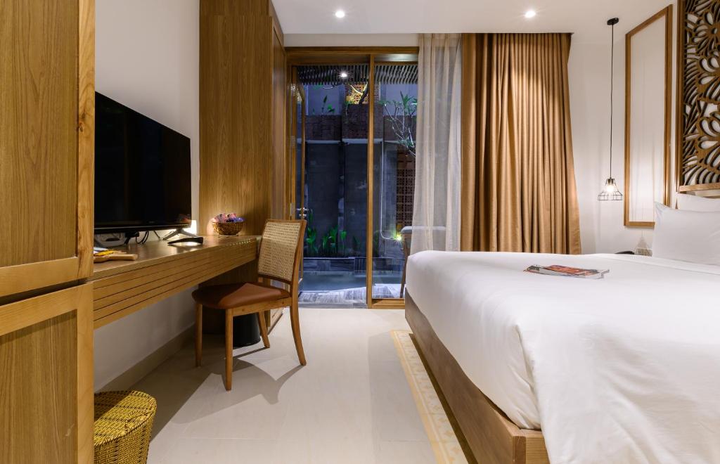 Phòng Deluxe Giường Đôi Cạnh Hồ Bơi Có Ban Công