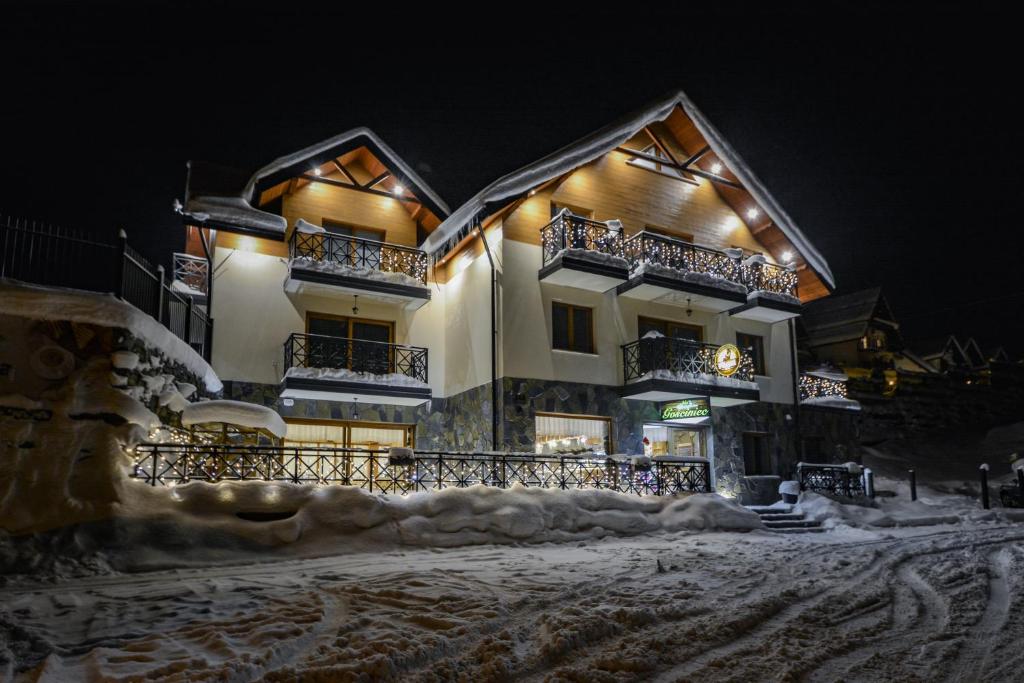 ein Haus im Schnee in der Nacht in der Unterkunft Gościniec Zaskalnik Szczawnica in Szczawnica