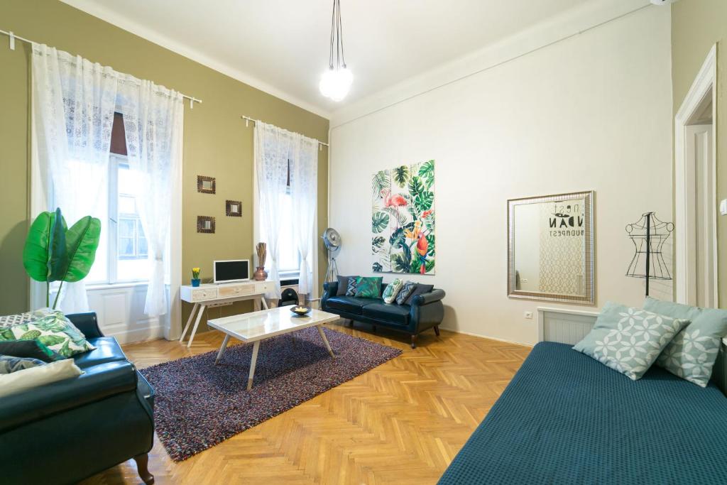 TV a/nebo společenská místnost v ubytování The Mondain Apartments Budapest