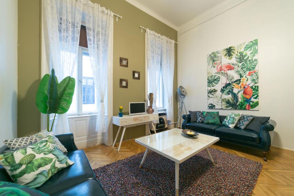 Posezení v ubytování The Mondain Apartments Budapest