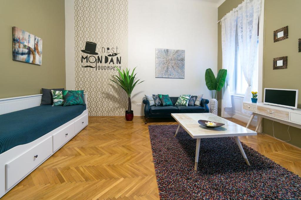 TV a/nebo společenská místnost v ubytování The Mondain Apartments Budapest