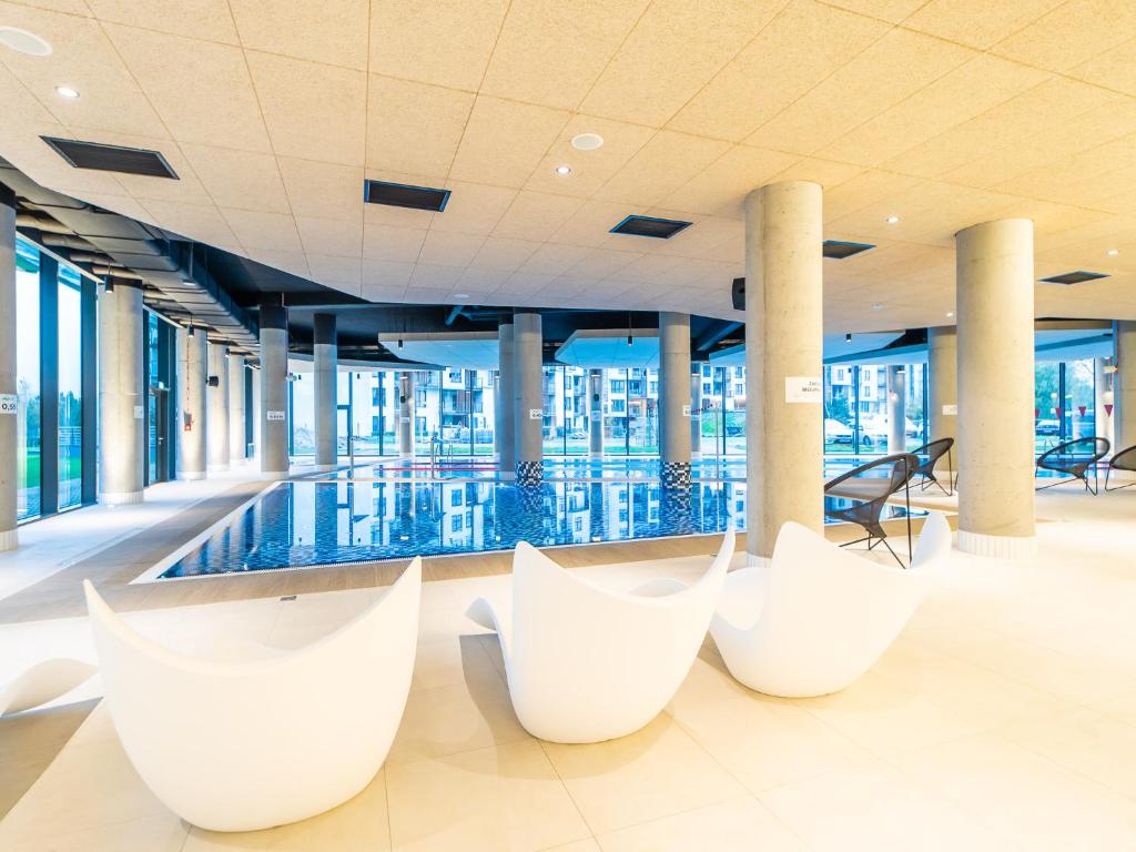Bazén v ubytování Seaside - Apartamenty KOMFORT, widok na morze, Parking nebo v jeho okolí
