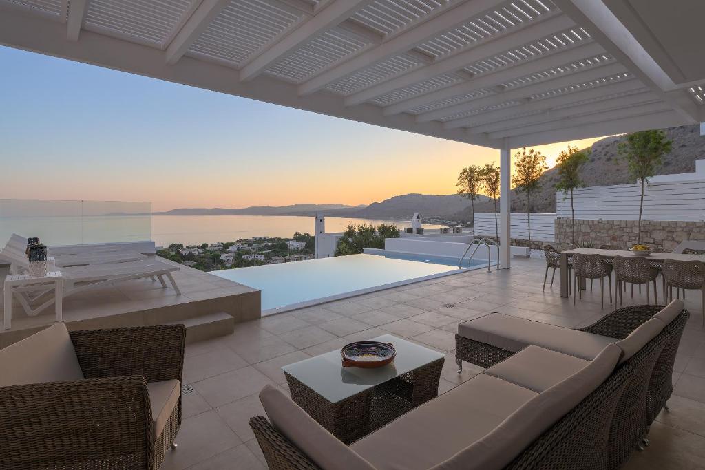 salon z widokiem na wodę w obiekcie Villa Mimosa in Pefkos (Lindos area) w Líndos