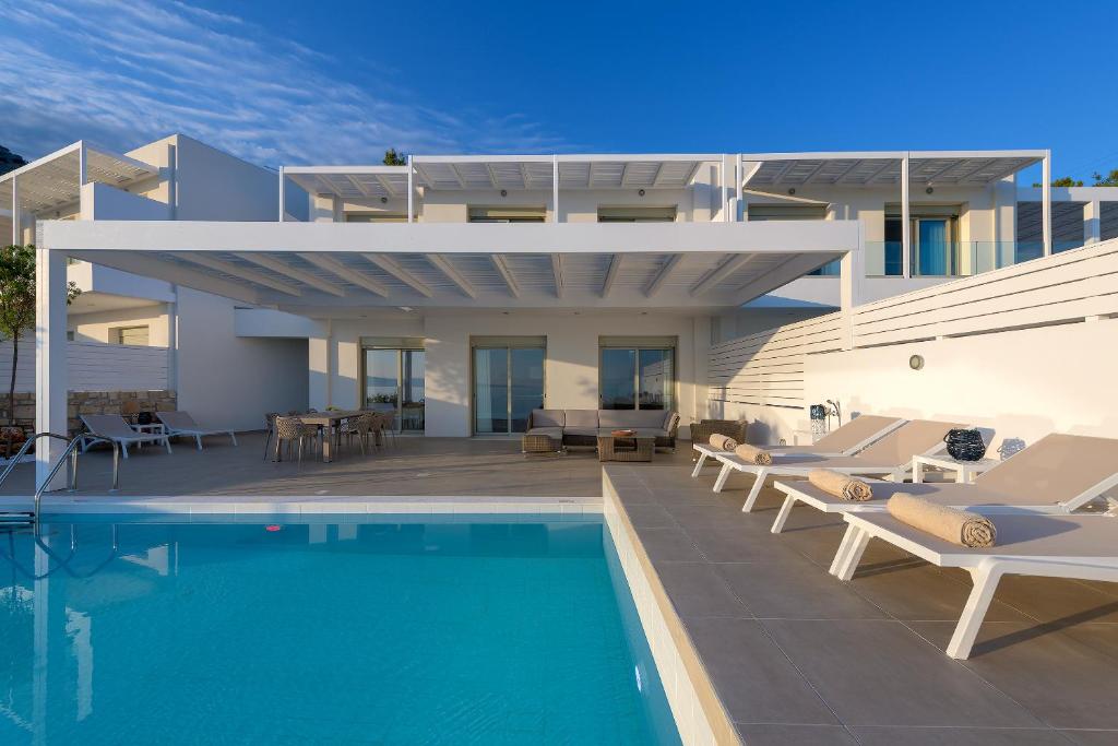 Basen w obiekcie Villa Mimosa in Pefkos (Lindos area) lub w pobliżu