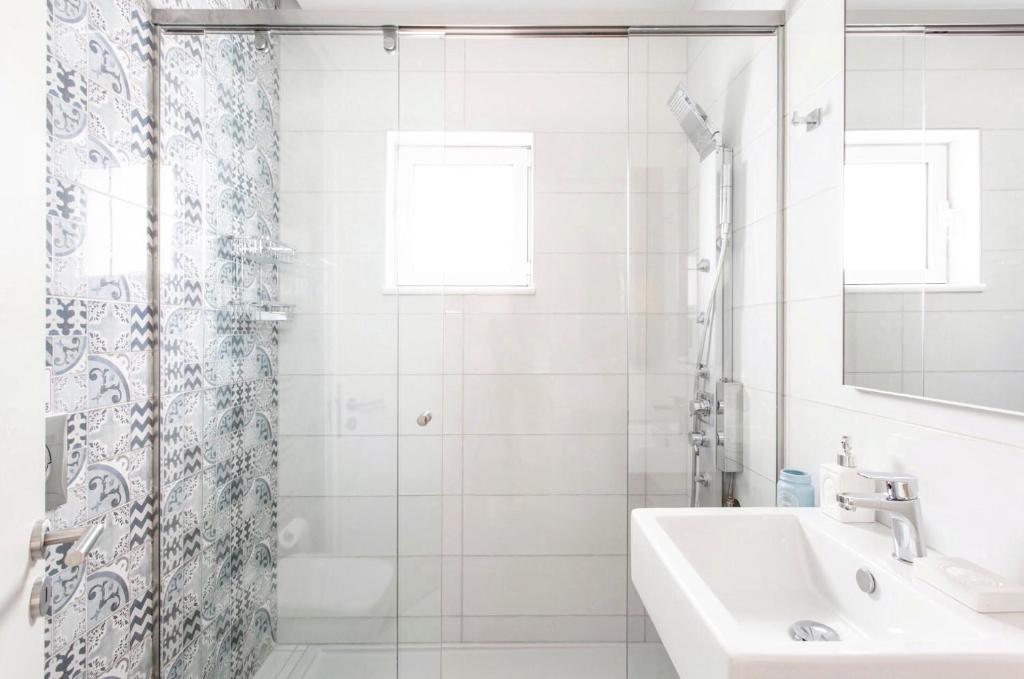 A bathroom at Villa Despina in Kisamos