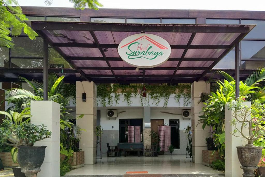um restaurante com uma placa na frente de um edifício em RedDoorz @ Hotel Surabaya Sumenep em Sumenep