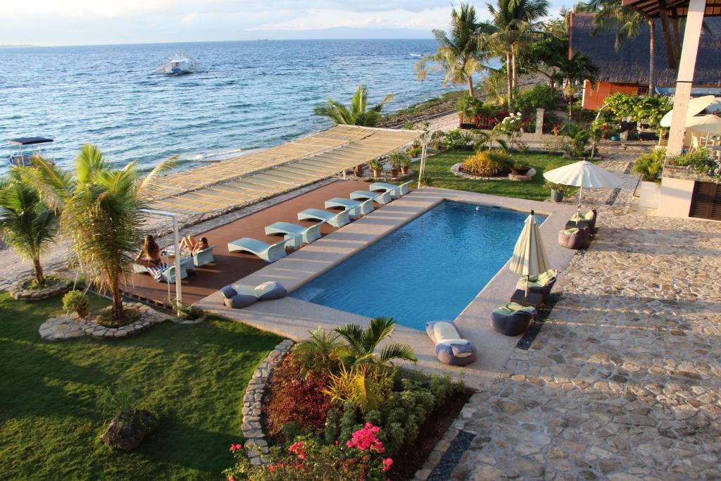 Pogled na bazen v nastanitvi Emoha Dive Resort oz. v okolici