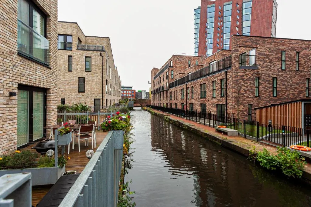 Stunning Peaceful Canal-side Home with Free Parking, Manchester (CT), United Kingdom