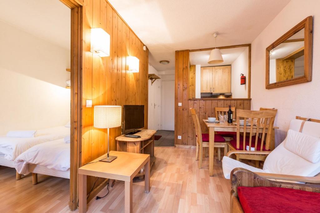 uma sala de estar com uma cama e uma mesa em Apartment Chamois Blanc 2B em Chamonix-Mont-Blanc