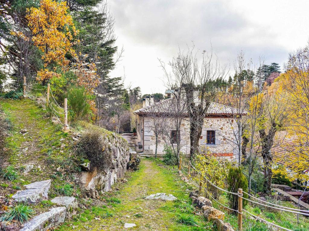 una casa vieja al lado de una colina en Posada Peña Pintada by Vivere Stays, en Cercedilla
